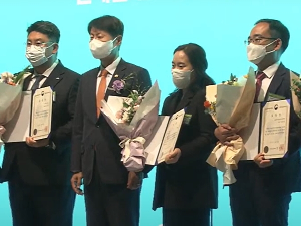 식품의약품안전처 김강림 처장(왼쪽 두 번째)과 대상 수상자 허선아씨(왼쪽 세번째)