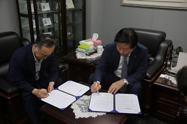 ▲ (왼쪽부터) 협약서에 서명을 하고 있는 노범섭 바이오산업센터장, 유철욱 협회장