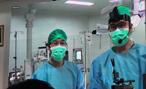 ▲&nbsp;수술 시연 중(왼쪽부터 이성 교수, Dr. Gatam)