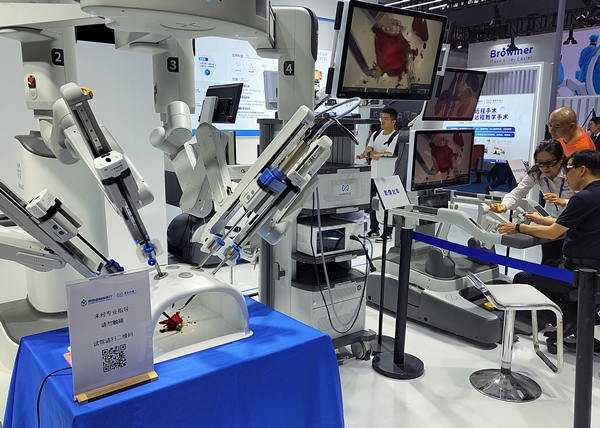 ▲ 중국 KANGDUO ROBOT社 복강경 수술로봇 ‘SR2000<br>