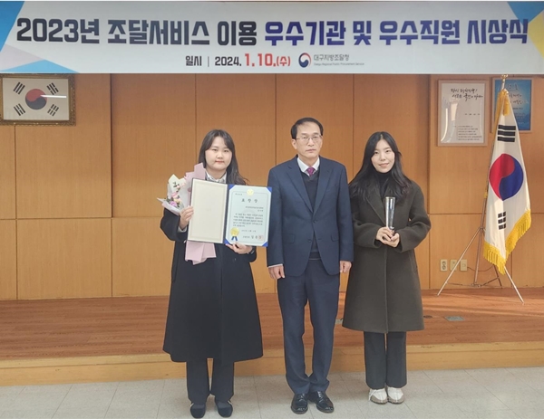 ▲(왼쪽부터) 김나연 행정원, 이영호 청장, 윤새봄 재무회계팀장