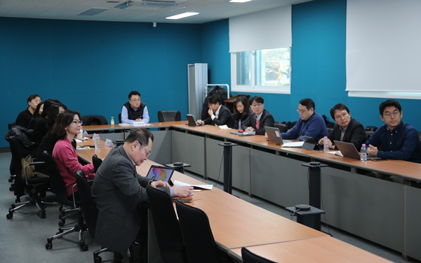 ▲한국의료기기산업협회 보험위원회(위원장 채창형)는 지난 19일 협회 대회의실에서 2025년도 제1차 전략기획위원 회의를 성공적으로 개최했다. 이번 회의에서는 보험위원회의 활성화와 산업계 의견의 효과적인 반영을 위해 제조업체 2인과 수입업체 2인을 신규 전략기획위원으로 위촉했다. 또한, 지난해 보험위원회 및 각 분과의 주요 성과를 점검하고, 올해 위원회 운영 계획과 분과별 중점 과제를 공유하며 향후 운영방향에 대해 논의했다.