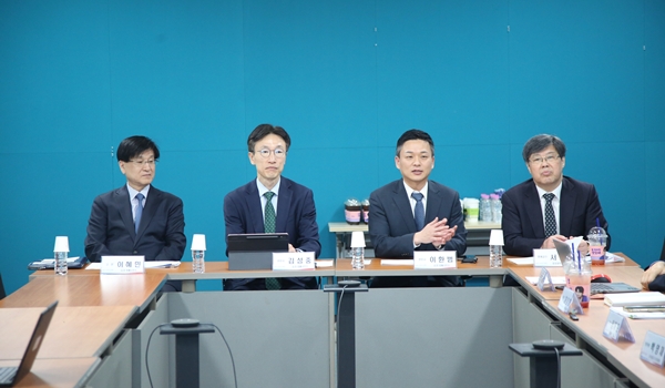 ▲한국의료기기산업협회 보험위원회(위원장 채창형)는 지난 27일 협회 대회의실에서 2025년도 3월 보험위원회 특별강연을 성황리에 개최했다. 온라인으로도 동시에 진행된 이번 강연은 김·장 법률사무소 김성중 변호사를 강연자로 초청해 ‘트럼프 2기 행정부의 통상정책 변화와 보건의료산업계 영향’을 주제로 강연했다. 또한, 온·오프라인 총 70여명의 참석자와 김·장 법률사무소의 이혜민 고문, 이환범 변호사, 중앙대학교 서동철 명예교수가 현장에 동반 참석해 질의응답 및 첨언을 덧붙였다. (왼쪽부터 김·장 법률사무소 이혜민 고문, 김성중 변호사, 이환범 변호사, 서동철 명예교수)<br>