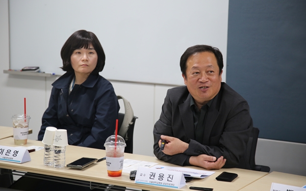 ▲한국의료기기산업협회 보험위원회(위원장 채창형)는 지난 29일 협회 회의실에서 ‘2025년도 보험위원회 포커스라운드미팅’을 개최했다. 이날 행사에서는 서울대학교병원 권용진 교수가 연사로 나서, '의료기기 허가 및 건강보험 등재 제도'에 대한 강연을 진행했다. 이후에는 질의응답과 함께, 산업계에 향후 개선 방향에 대한 고견을 전하는 시간을 가졌다. (왼쪽부터 이은영 박사, 권용진 교수)<br>