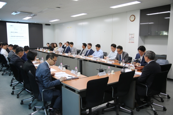 ▲한국의료기기산업협회(회장 김영민)는 지난 4일 협회 대회의실에서 2025년도 제2차 이사회를 개최했다. 이날 이사회에서는 김명정 상근부회장과 백영재 전문위원의 임기를 1년 연장하고, 파마리서치 손지훈 대표와 올림푸스한국 타마이 타케시 대표를 제10기 임원으로 보선하기로 했다.<br>아울러, 의료기기 판촉영업자 교육 운영 조직과 배상책임공제 사업 관련 의결기구인 운영위원회를 조직도에 신설하고 이에 따른 업무의 위임전결 사항을 반영하는 등 제규정 개정(안)을 상정해 의결했다. 이와 더불어, 의료기기 광고심의위원회 운영규정 일부개정(안)도 함께 상정돼 승인됐다.