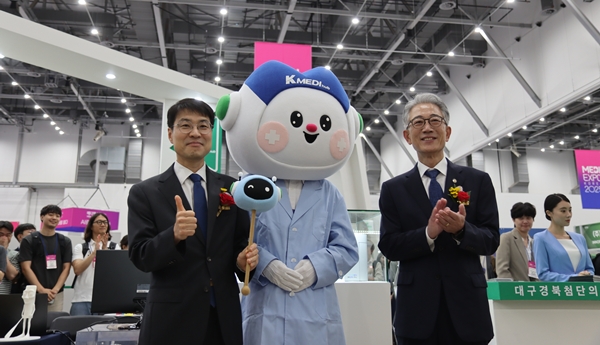 ▲케이메디허브 홍보관에서 기념사진을 촬영하고 있는 좌측부터 김정기 대구광역시장 권한대행과 박구선 케이메디허브 이사장