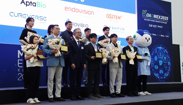 ▲케이메디허브 패밀리 기업 감사패 증정식<br>