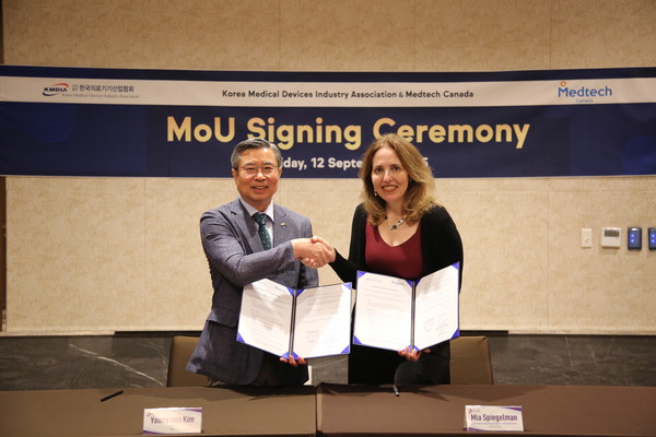 ▲왼쪽부터 김영민 한국의료기기산업협회장, 미아 스피젤만 캐나다의료기기산업협회 부서장