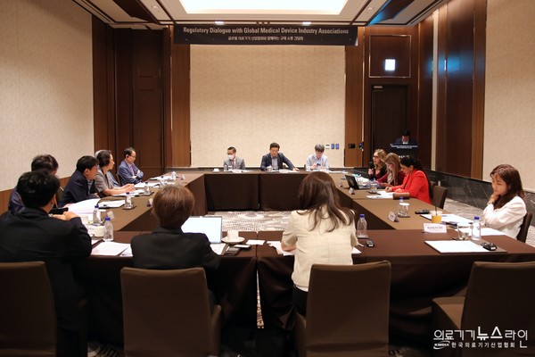 ▲▲‘글로벌 의료기기산업협회와 함께하는 규제 소통 간담회’ 논의 모습