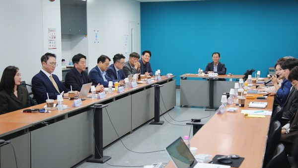 ▲보건복지부 홍춘택 장관정책보좌관이 한국의료기기산업협회를 방문해 업계와 간담회를 갖고 있다.