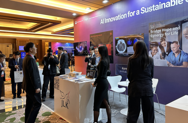 ▲2025 APEC 재무·구조개혁장관회의에 참석한 구윤철 부총리 겸 기획재정부 장관이 제이엘케이 부스에서 회사 관계자의 설명을 듣고 있다.