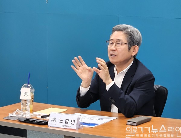 ▲한국의료기기산업협회 보험위원회(위원장 채창형)는 지난 27일 협회 대회의실에서 ‘2025년도 보험위원회 포커스라운드미팅’을 개최했다. 이날 회의에는 대한병원협회 노홍인 상근부회장(前 보건복지부 보건의료정책실장)을 초청해 ‘새정부의 보건의료정책’에 관한 특별강연이 진행됐다. 이후 참석자들은 질의응답과 함께 보건의료정책 변화에 대한 의료기기 산업계의 대응 전략과 제도 개선 방안 등을 논의했다. 사진은 노홍인 대한병원협회 상근부회장