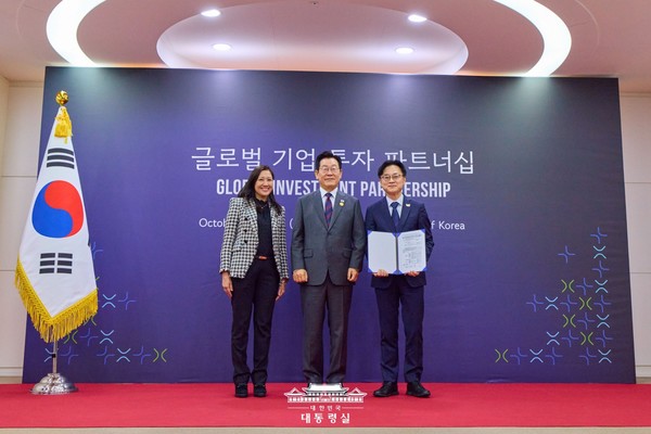 ▲지난 29일 경북 경주 예술의전당에서 열린 글로벌 기업 투자 파트너십 행사에서 뷔 트란(Vy Tran)&nbsp;지멘스헬시니어스 아태지역 사장, 이재명 대통령, 김정관 산업통상부 장관(왼쪽부터)이 기념촬영하고 있다.