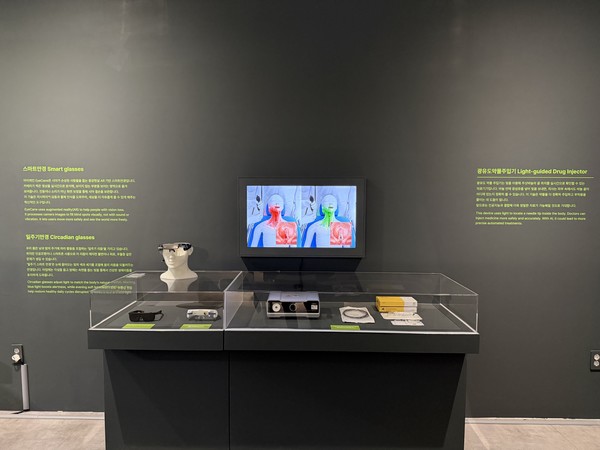 ▲‘바이오로그(BIO-LOGUE) 기획특별전’에 전시돼 있는 3개 제품&nbsp;