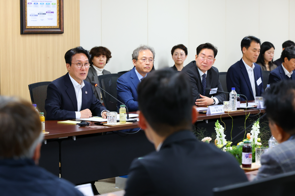 ▲김민석 국무총리가 11일 원주의료기기산업진흥원을 방문, 현장 간담회를 주재하고 있다.