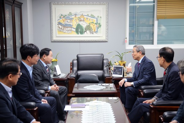 ▲협약식에 앞서 협회와 남양주시 관계자들이 의료기기산업 육성 전략 및 첨단산단 조성 방향에 대해 논의하고 있다.
