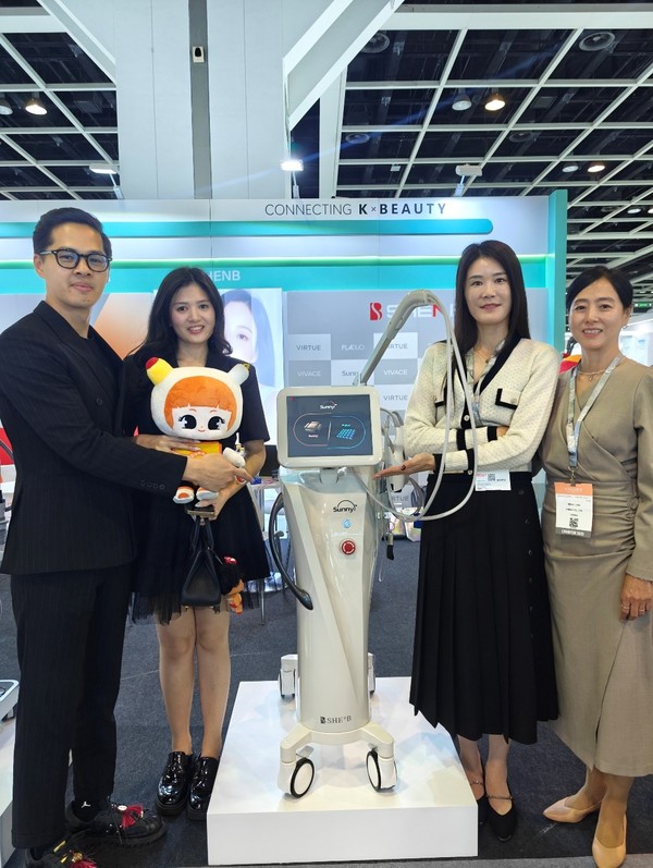 ▲쉬엔비 임원진 및 해외 파트너들이&nbsp;‘써니’와 함께 코스모프로프 아시아 홍콩 참가 기념사진을 촬영하고 있다.