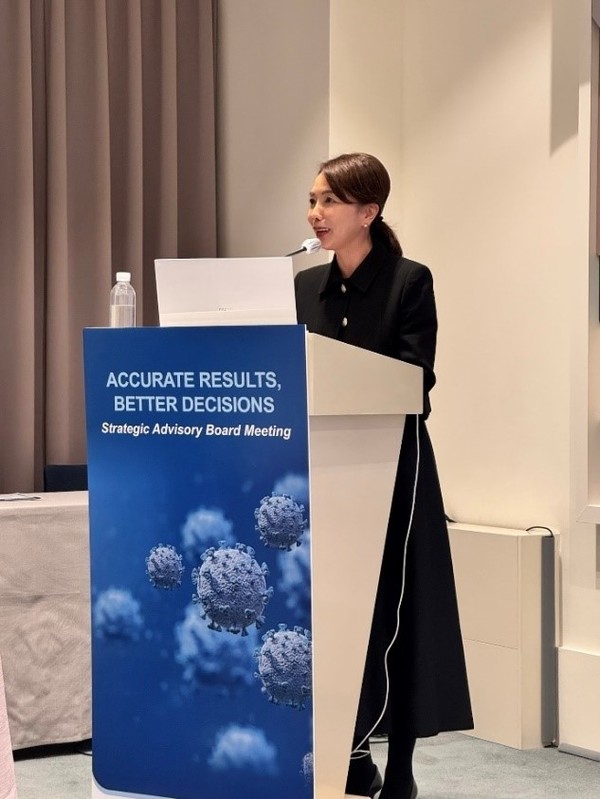 ▲코젠바이오텍 백묘아 부사장이 전문가 자문 회의 참석자들에게 감사 인사를 전하는 모습