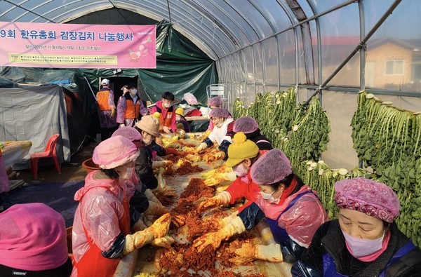 ▲한유총회 ‘제9회 김장김치 나눔행사’에서 베르티스 관계자들이 자원봉사자들과 함께 김장김치를 담그고 있다.