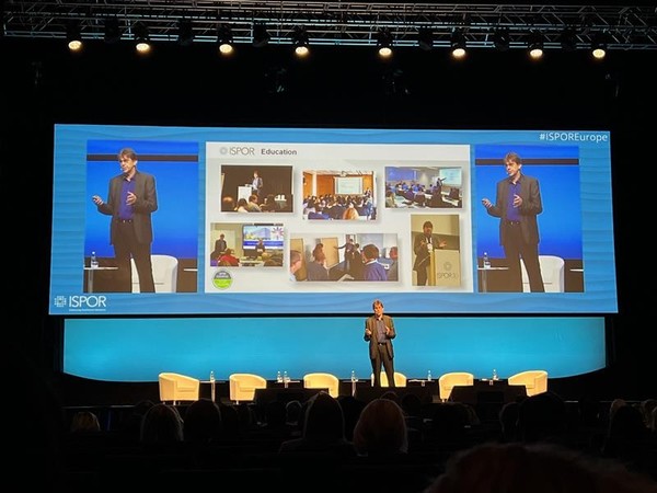 ▲기조연설 중인 우베 지베르트(Uwe Siebert) ISPOR 회장<br>