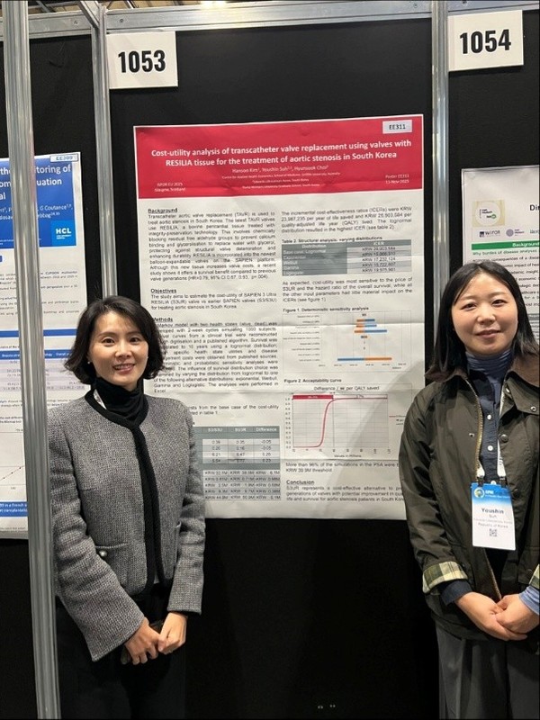 ▲에드워즈라이프사이언시스 최현숙 상무, 서유신 과장의 포스터 발표 ‘Cost-utility analysis of transcathter vlave replacement using valves with RESILIA tissue for the treatment of aortic stenosis in South Korea’<br>