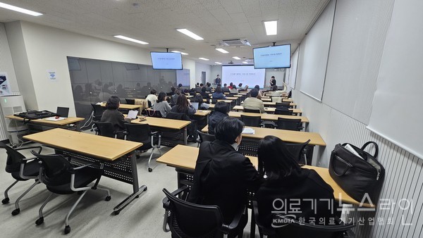 ▲한국의료기기산업협회(회장 김영민) 보험위원회(위원장 채창형)는 지난 24일 협회 대교육장에서 ‘신포괄지불제도 시범사업 개편방안’을 주제로 11월 보험위원회 특별강연을 개최했다. 이번 강연에는 연세대학교 정신건강의학과 전문의이자 예방의학교실 소속 김진현 박사가 연단에 섰다. 김 박사는 건강보험심사평가원 연구용역을 수행한 경험을 바탕으로 신포괄지불제도 시범사업의 추진 경과와 연구 과정, 연구 결과의 정책 활용 가능성 등을 설명했다. 이날 강연에는 산업계 관계자 30여 명이 참석해 높은 관심을 보이며 성황리에 마무리됐다.