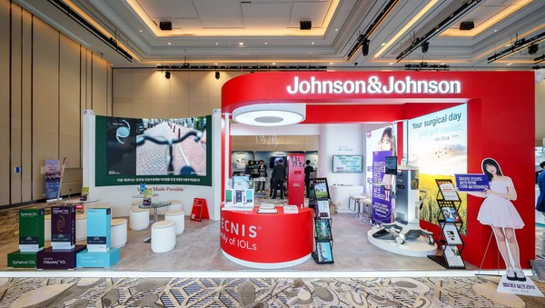 ▲존슨앤드존슨 서지컬비전의 전시 부스 전경<br>
